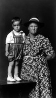 http://bernalespacio.com/files/gimgs/th-47_Mike Disfarmer Edna Verser Cothren and Grandson Jerry Cothren, from the Heber Springs Portraits 1943.jpg